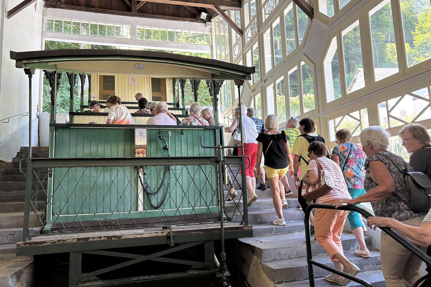 Montée dans le Funiculaire Montée dans le Funiculaire
